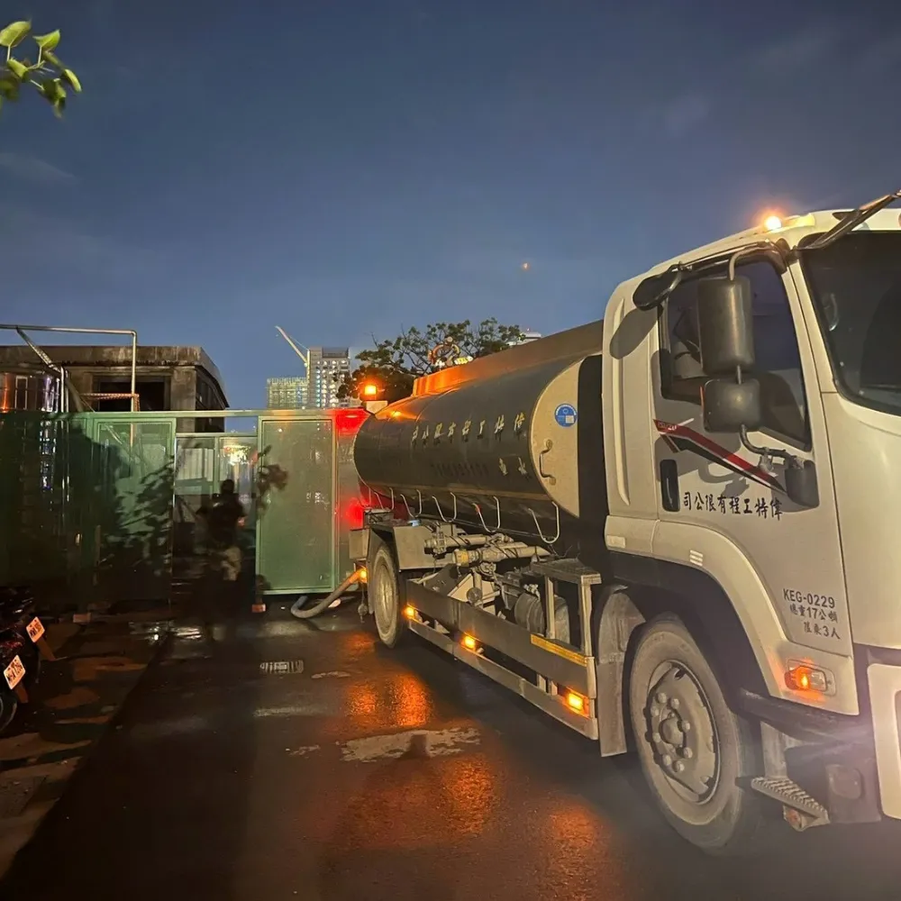 高雄鐵路地下化工區水車灑水降塵作業